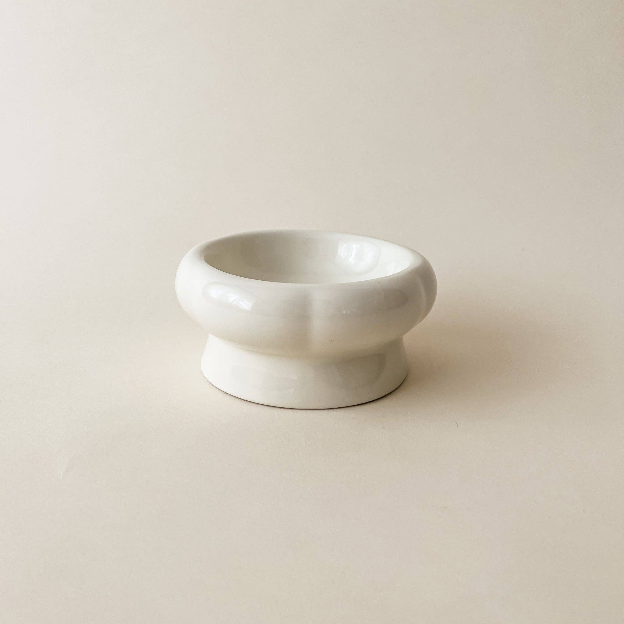 Creamy Ceramic Cat Water Bowl with Elevated Design and Easy-Clean Finish – ideal for modern pet hydration.